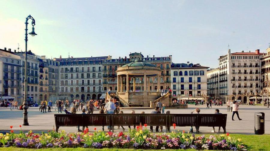 Espacioso Apartamento En El Centro De Pamplona Eksteriør billede